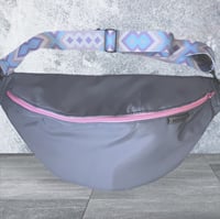 Image 4 of Large grey waterproof bumbag with pink zip