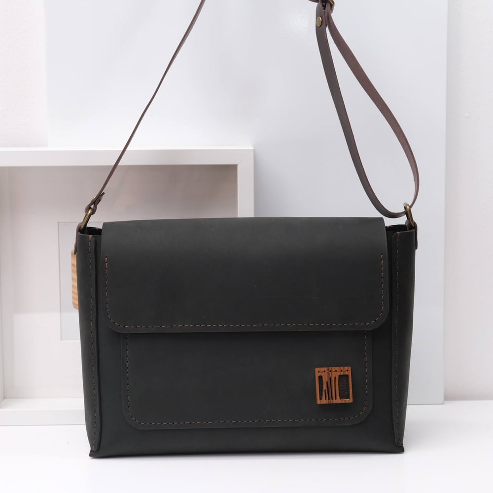 Image of Box Sling B5 in smokey black