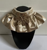 GOLD PARTY COLLAR WITH SINGLE FRILL