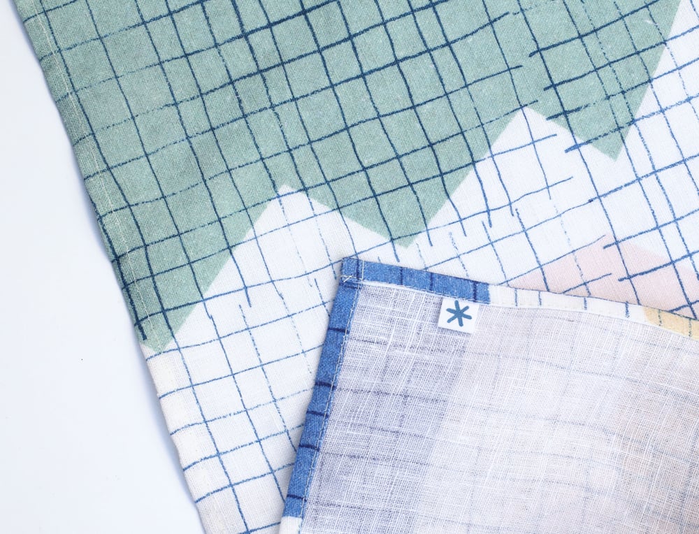 Image of SOFT CUT OUTS GRID RUNNER / ✱