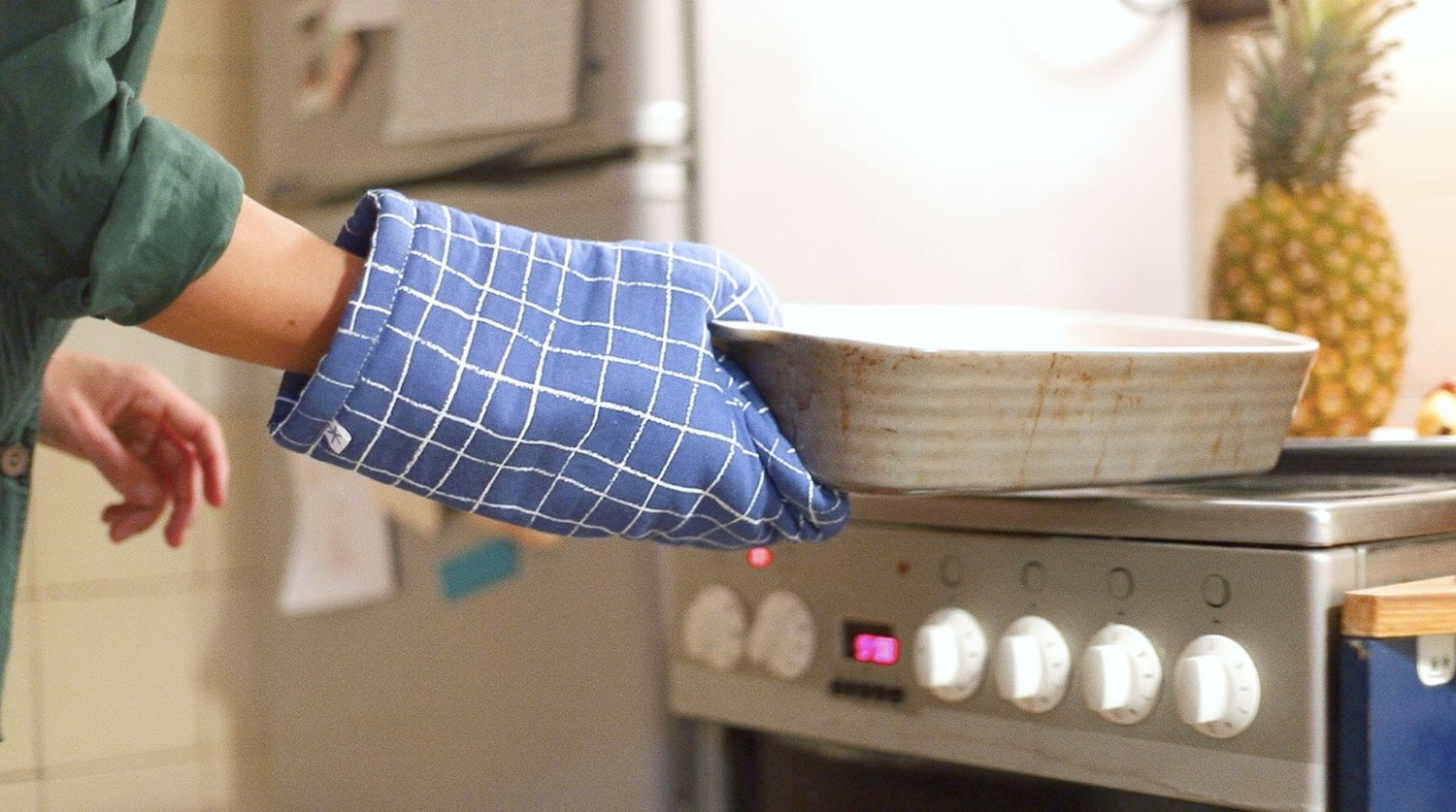 Image of BLUE COOKING GLOVE  / ✱