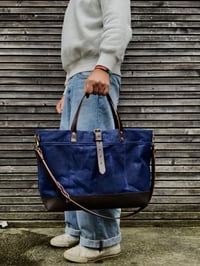 Image 5 of XL bag in navy blue waxed canvas and dark brown oiled leather base