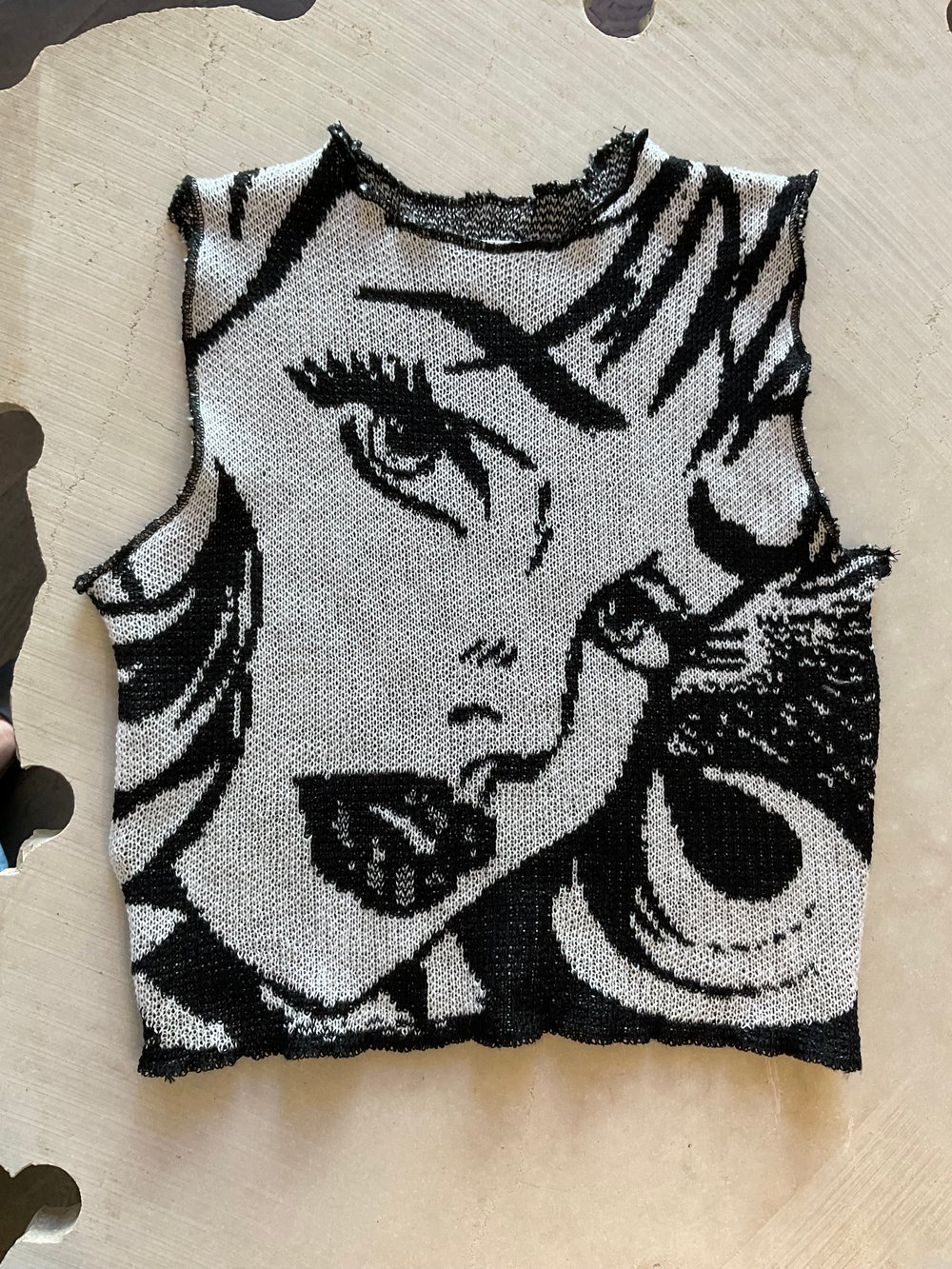Merino wool knitted top Pop-Art black and white 