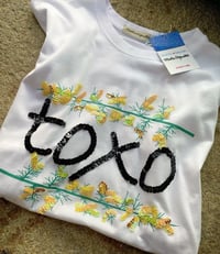 Camiseta bordada a man. TOXO flores. Varias tallas.
