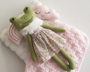 Image of Mini Frog Doll PDF Pattern and Tutorial 