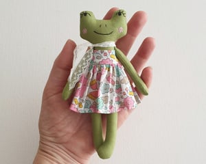 Image of Mini Frog Doll PDF Pattern and Tutorial 