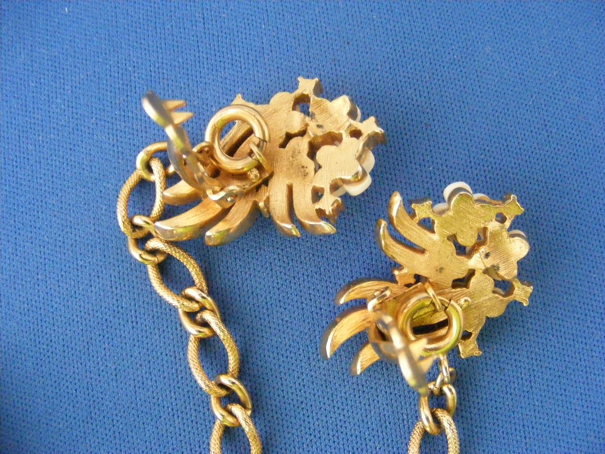 Vintage trifari rhinestone bug maple leaf Gold tone store sweater clip chain