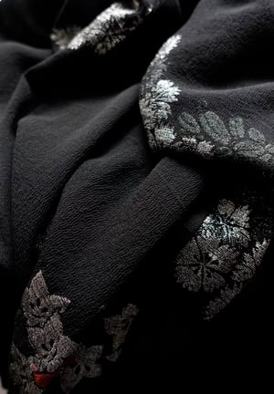 Image of Sort kimono af silke med sølvblomster og urushi