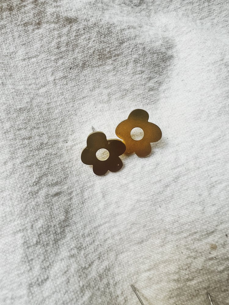 Image of ON SALE 25% OFF organic daisy flower earring