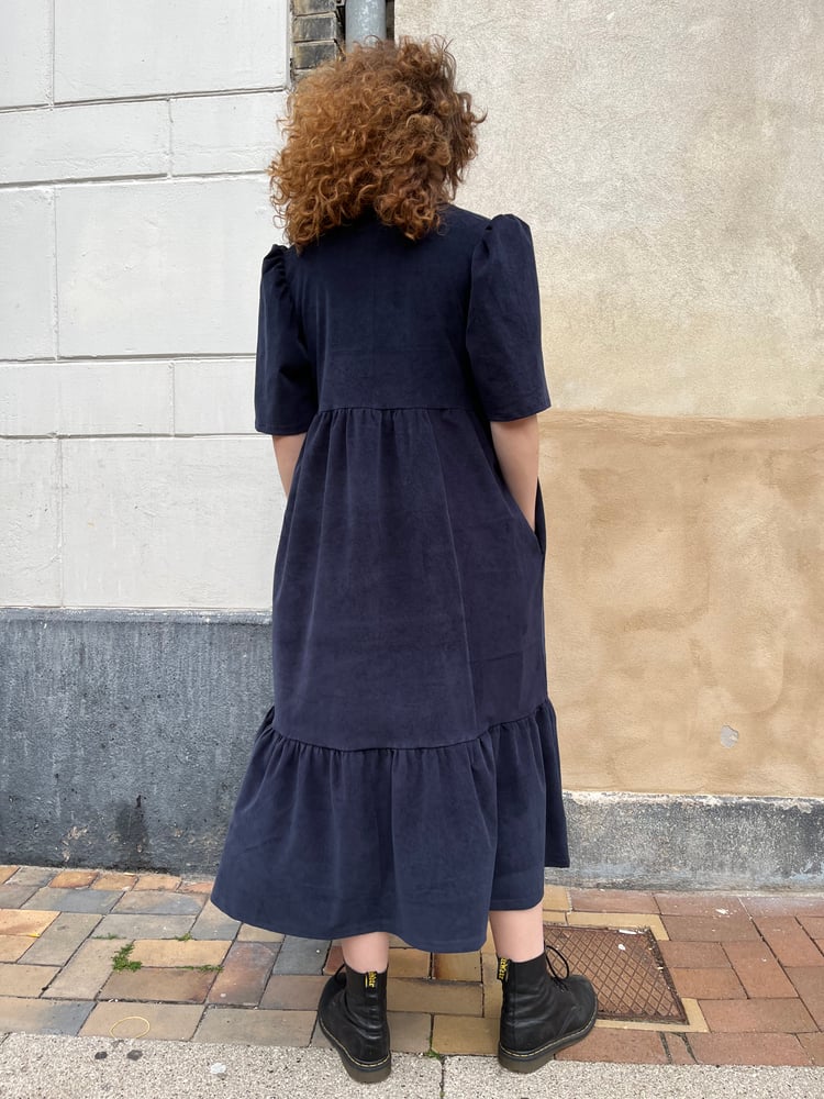 Image of Ella kjole i mørkeblå fløjl (xs-xxl)