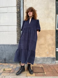 Image 2 of Ella kjole i mørkeblå fløjl (xs-xxl)