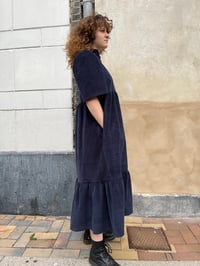 Image 4 of Ella kjole i mørkeblå fløjl (xs-xxl)