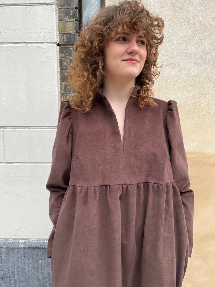 Image of Ella kjole i brun fløjl (xs-xxl)