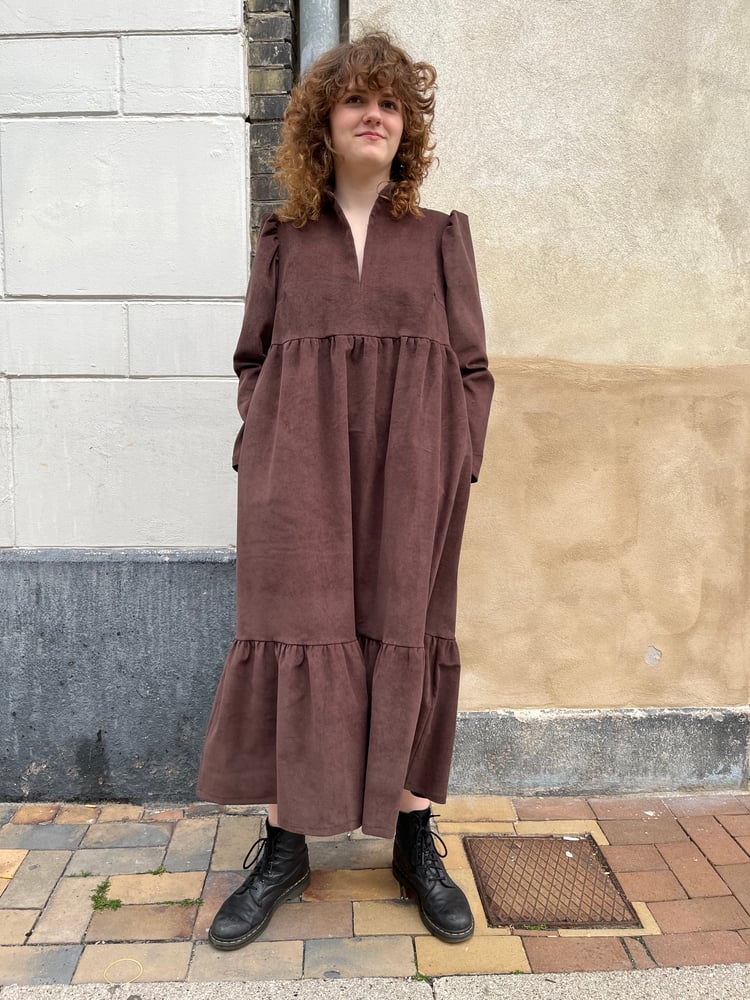 Image of Ella kjole i brun fløjl (xs-xxl)