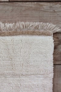 Image 4 of Tapis blanc 100% laine - plusieurs tailles