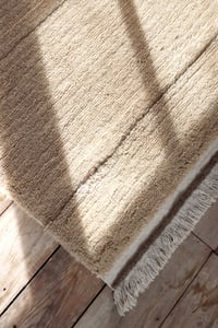 Image 5 of Tapis taupe 100% laine - plusieurs tailles