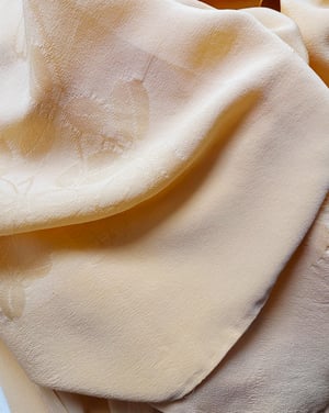 Image of Fersken silkekimono kort med indvævet bærfrugter