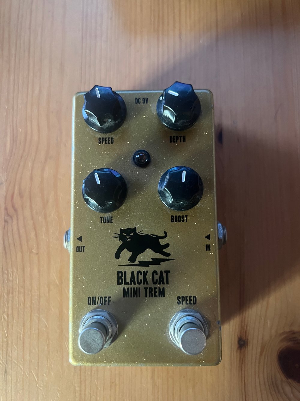 Black Cat Mini Tremelo Pedal