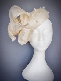 'Caris' in ivory and pearls