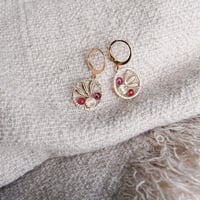 Image 4 of Petites Boucles d'Oreilles COCO - Grenat/Rouge