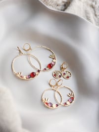 Image 5 of Petites Boucles d'Oreilles COCO - Grenat/Rouge