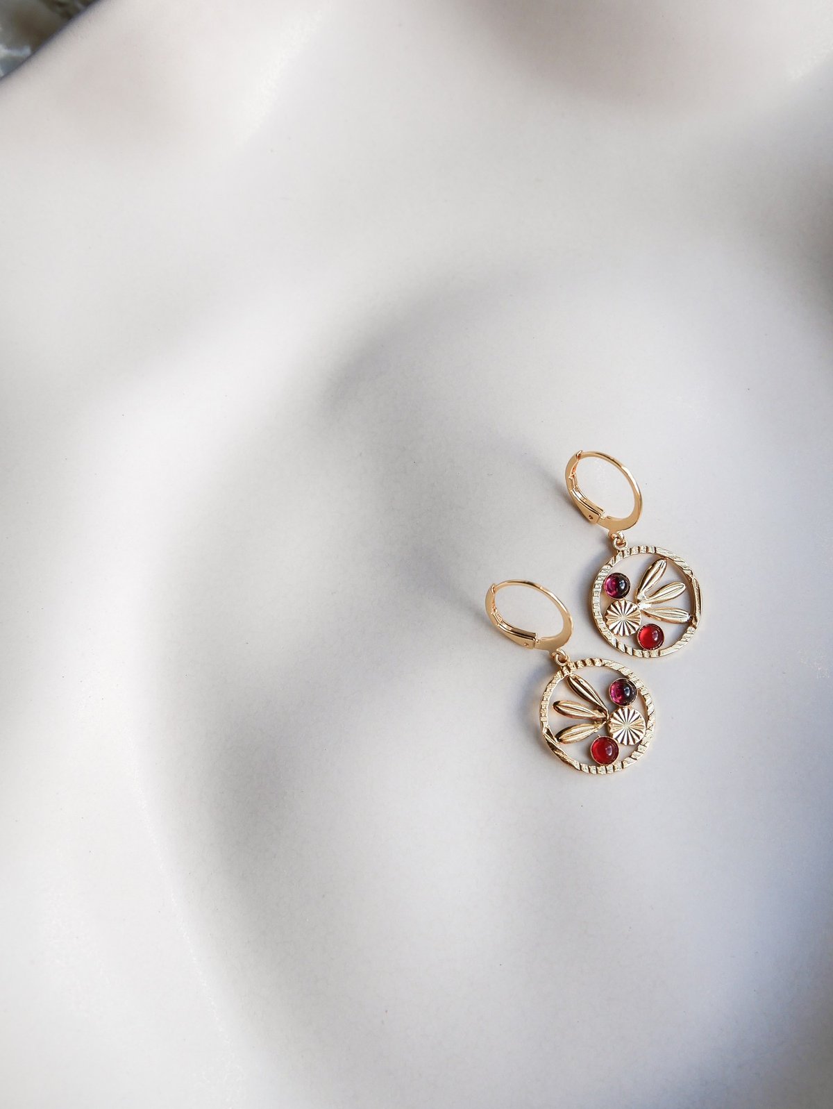 Image of Petites Boucles d'Oreilles COCO - Grenat/Rouge