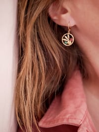 Image 2 of Petites Boucles d'Oreilles COCO - Vert/Grenat