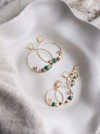 Image 5 of Petites Boucles d'Oreilles COCO - Vert/Grenat