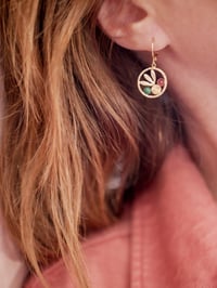Image 4 of Petites Boucles d'Oreilles COCO - Vert/Grenat