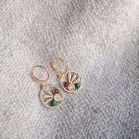 Image 3 of Petites Boucles d'Oreilles COCO - Vert/Grenat