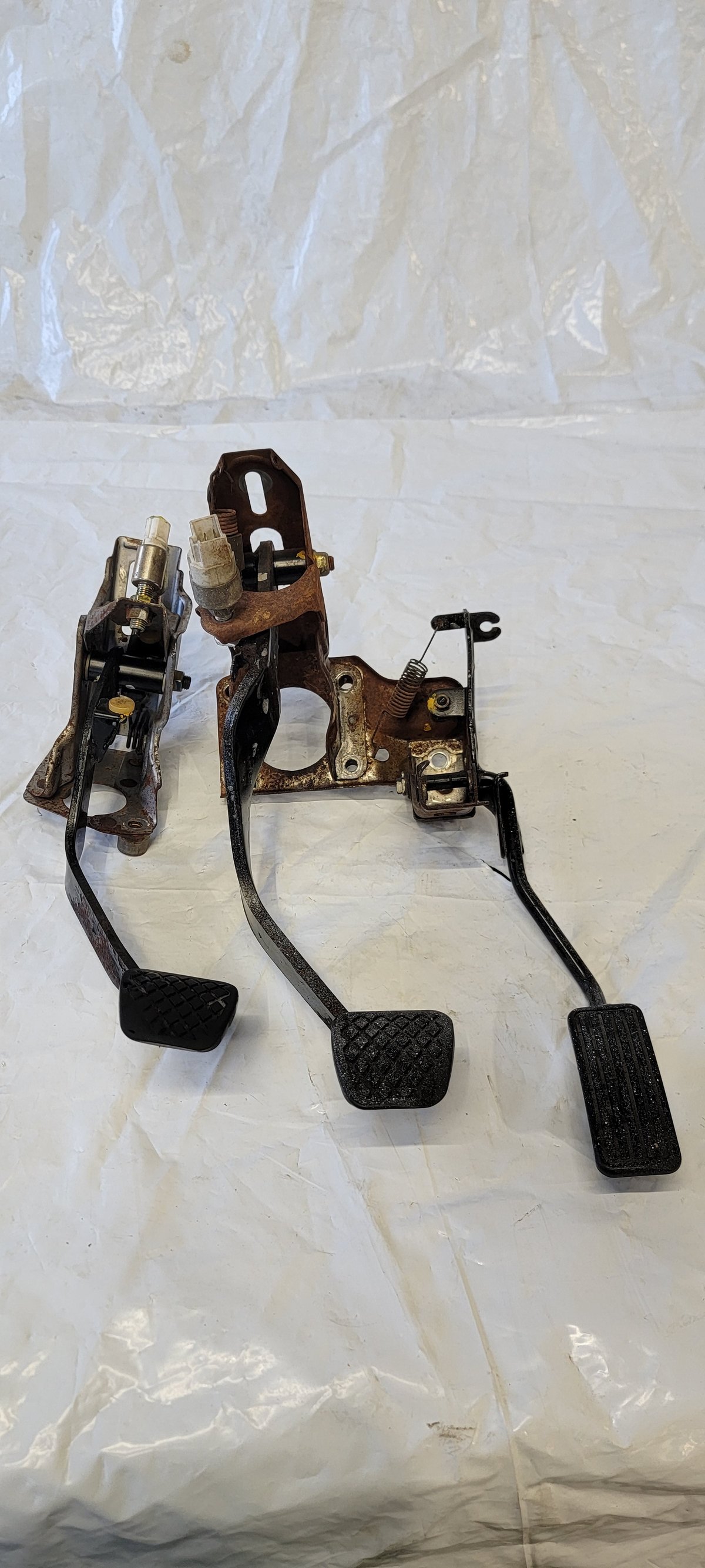 Image of 94-01 ACURA INTEGRA 92-95 CIVIC OEM GAS BRAKE CLUTCH PEDAL ASSEMBLY MANUAL 5 SPD