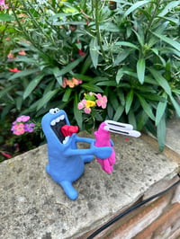 Image 1 of Blue thing shouting at a pink thing