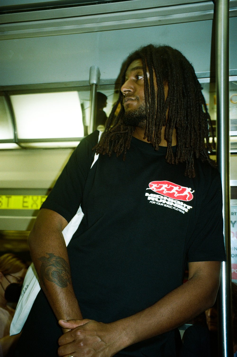 MIDNIGHT RUNNER RED & WHITE LOGO TEE