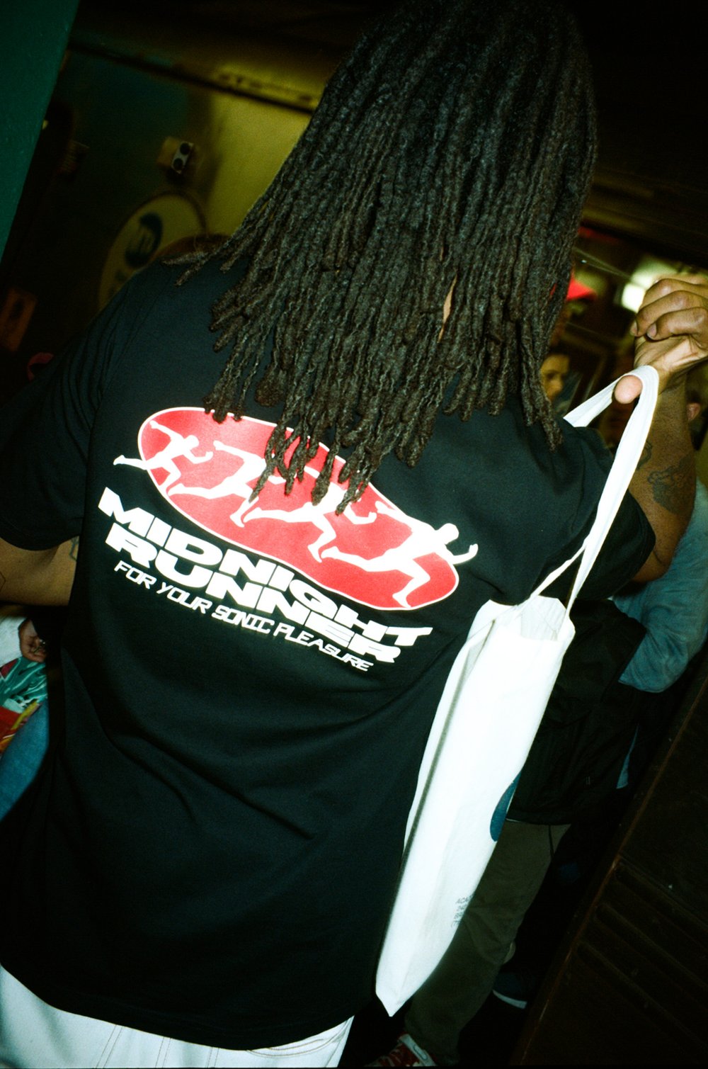 MIDNIGHT RUNNER RED & WHITE LOGO TEE