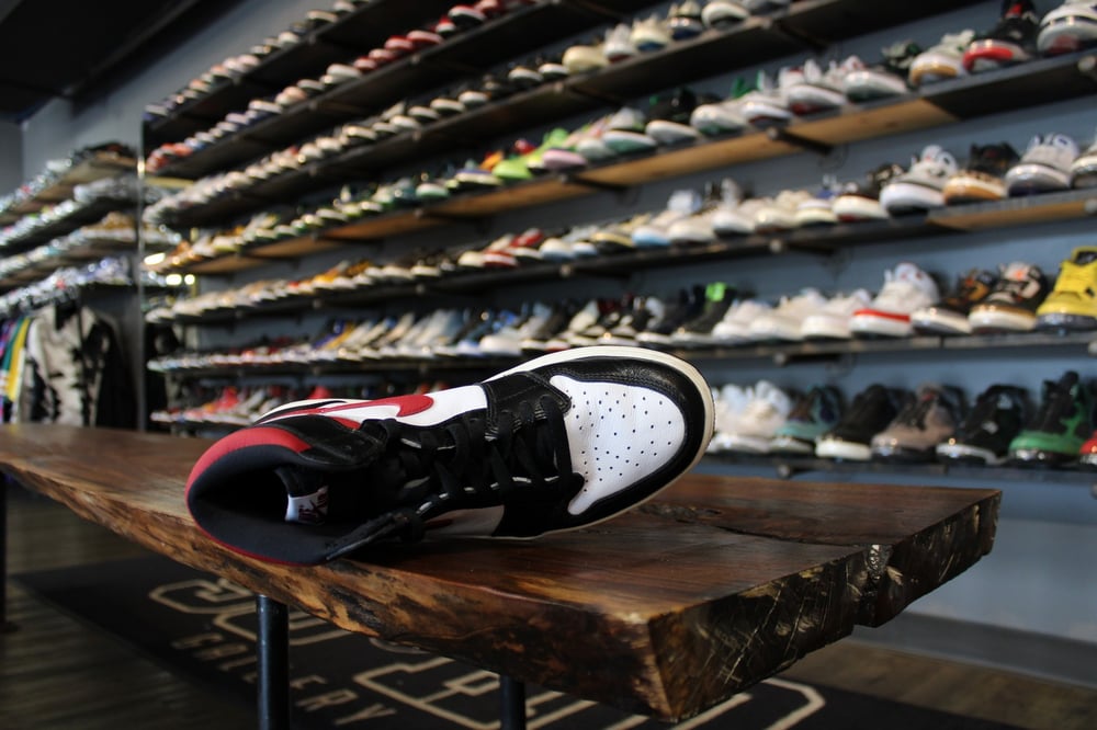 AIR JORDAN I RETRO HIGH OG "BLACK/ GYM RED" *USED*