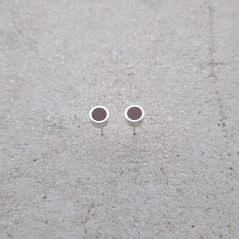 Small 5.5mm Silver Dot Studs in Fushiiro Image 3