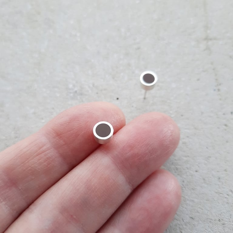 Small 5.5mm Silver Dot Studs in Fushiiro Image 2