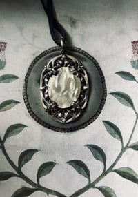 Image 5 of Magnifique pendentif métal plaqué argent, rond de nacre et feuille d’acanthes, XIXème siecle