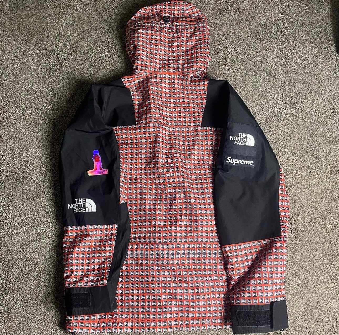 2021 Supreme x TNF Red Studded Mountain Jacket (Medium) | Garment ...