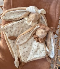 Image 3 of DOUDOU ENVELOPPANT MOTIF BRINDILLE ET BEIGE 