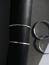 Image 4 of Bague fine martelée