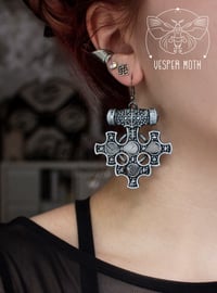 Image 2 of Hiddensee Crystal Earrings (Silver & White Agate) - 3D printed *no metal!