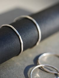 Image 2 of Bague fine martelée