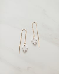 White leaf chain