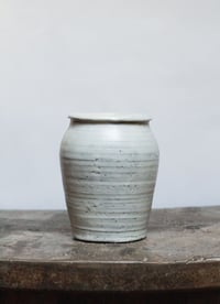 Image 2 of Petit vase blanc croix