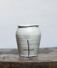 Image 1 of Petit vase blanc croix