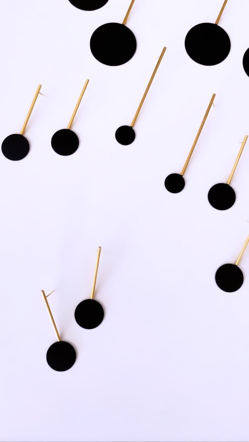 Image of Arracades Yayoi Kusama Negre+Or. Pendientes Yayoi Kusama Negro+Oro