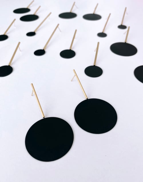 Image of Arracades Yayoi Kusama Negre+Or. Pendientes Yayoi Kusama Negro+Oro