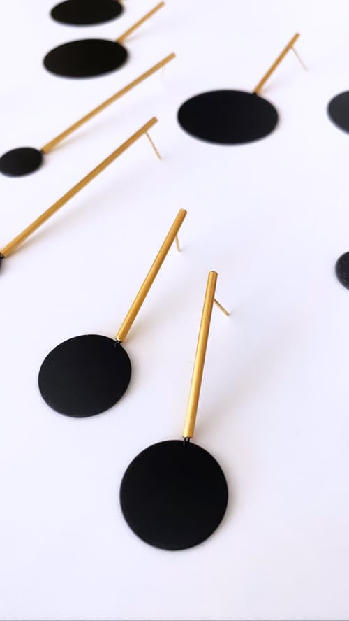 Image of Arracades Yayoi Kusama Negre+Or. Pendientes Yayoi Kusama Negro+Oro