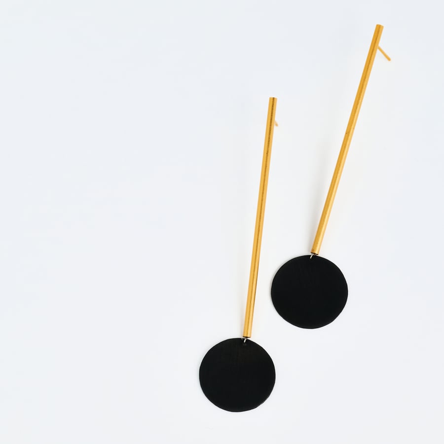 Image of Arracades Yayoi Kusama Negre+Or. Pendientes Yayoi Kusama Negro+Oro